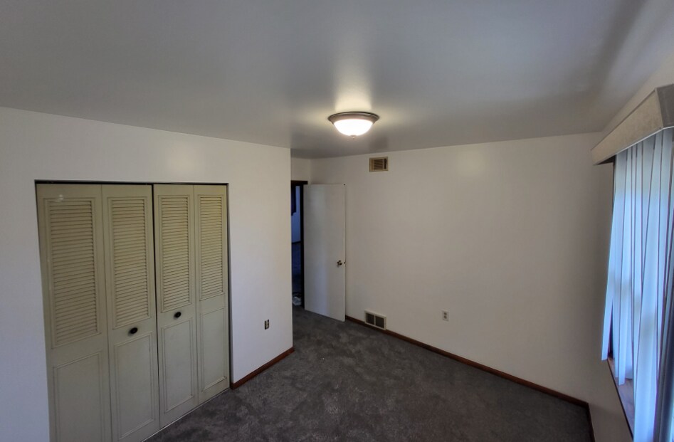Building Photo - 33 Riverview Dr