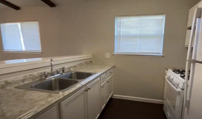 Building Photo - 5123 Vlg Gln Dr