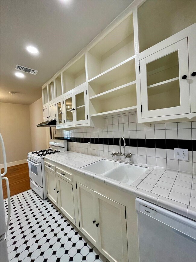 Building Photo - 1201 W Gray St