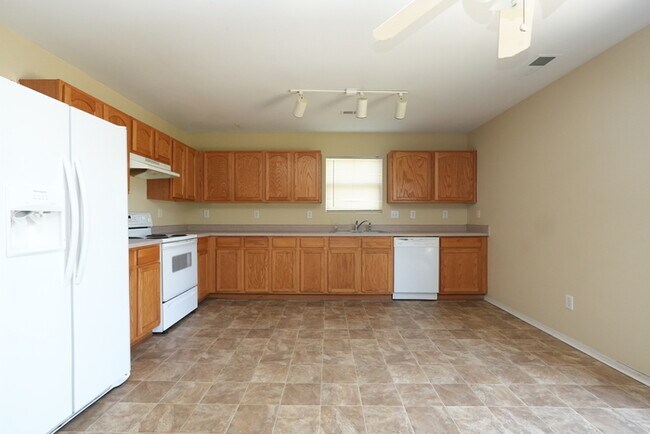 Building Photo - Lovely home situated on a cul-de-sac