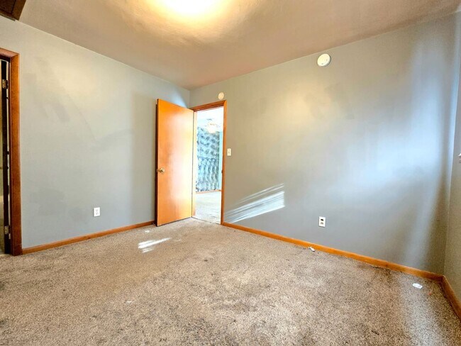 Building Photo - 1609 Lincolnway W