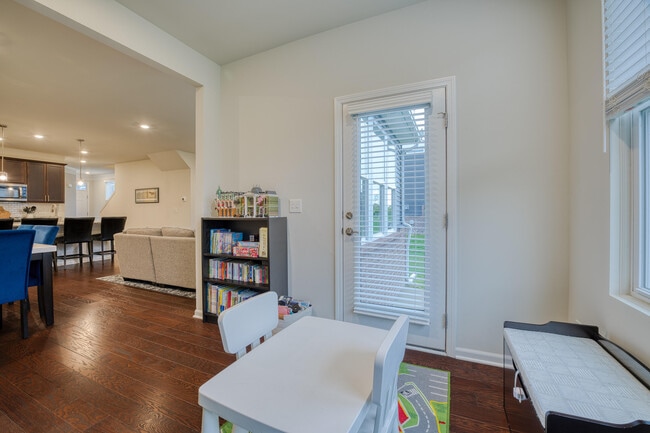 Building Photo - 2832 Fairgrove Cres