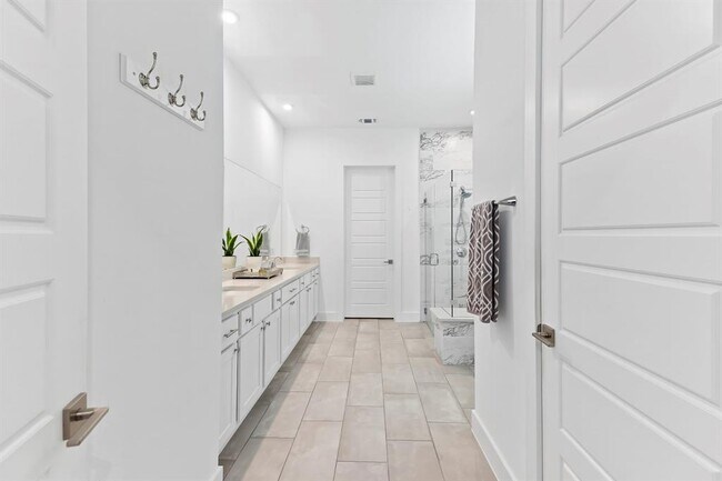 Building Photo - 523 Hallwood Dr