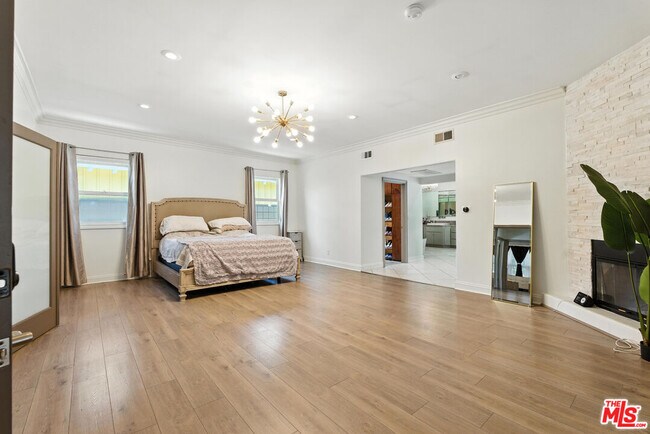 Building Photo - 5139 Collett Ave