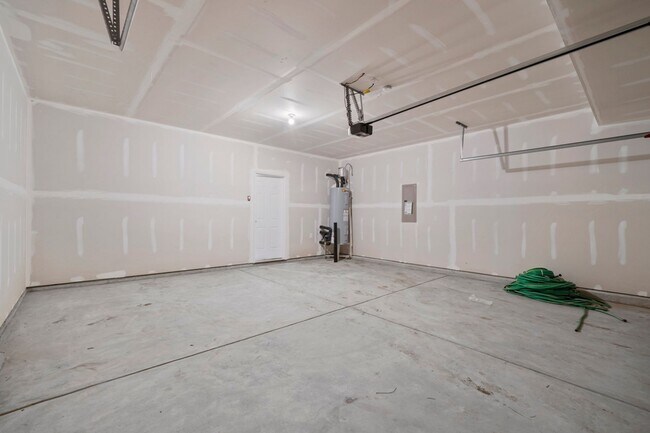 Building Photo - Almost Brand New Home 4 Bedroom with 2.5 b...