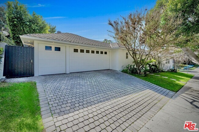 Building Photo - 2400 S Beverly Dr