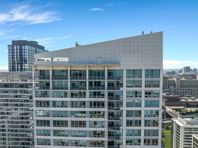 Building Photo - 701 S Wells St