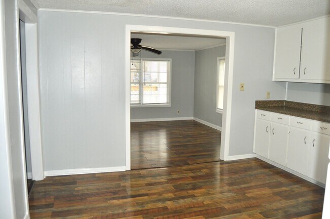 Building Photo - 3 Bedroom 1 Bathroom