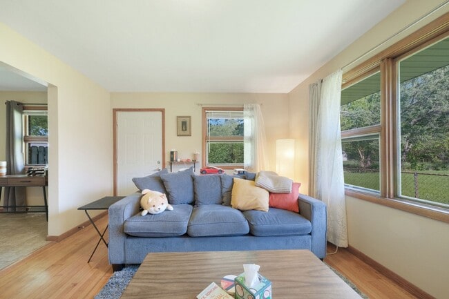 Building Photo - 2 bedroom 1 bathroom Duplex FOR RENT (subl...