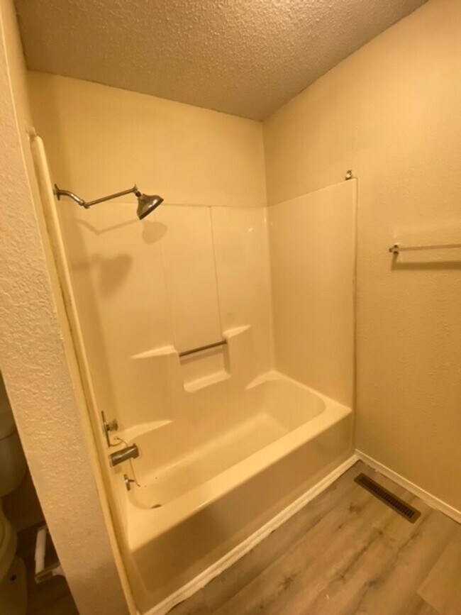 Building Photo - Great Duplex! 2 Bed, 1 Bath