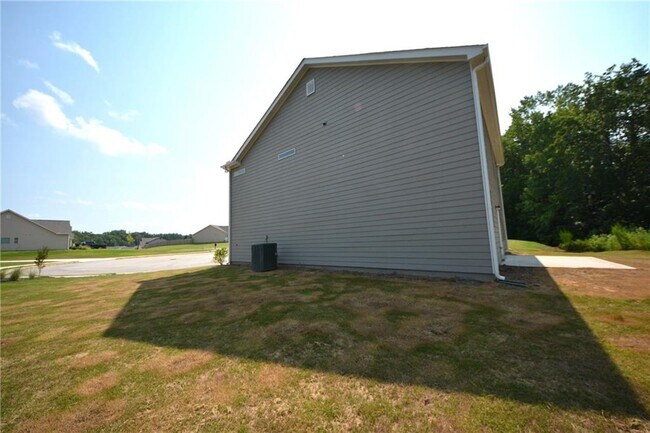 Building Photo - 547 Hellen Vly Dr