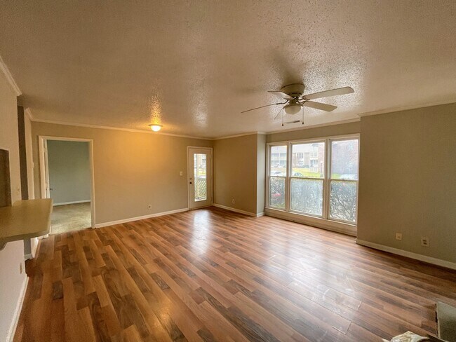 Building Photo - 5001-5007 7 Pine Cir