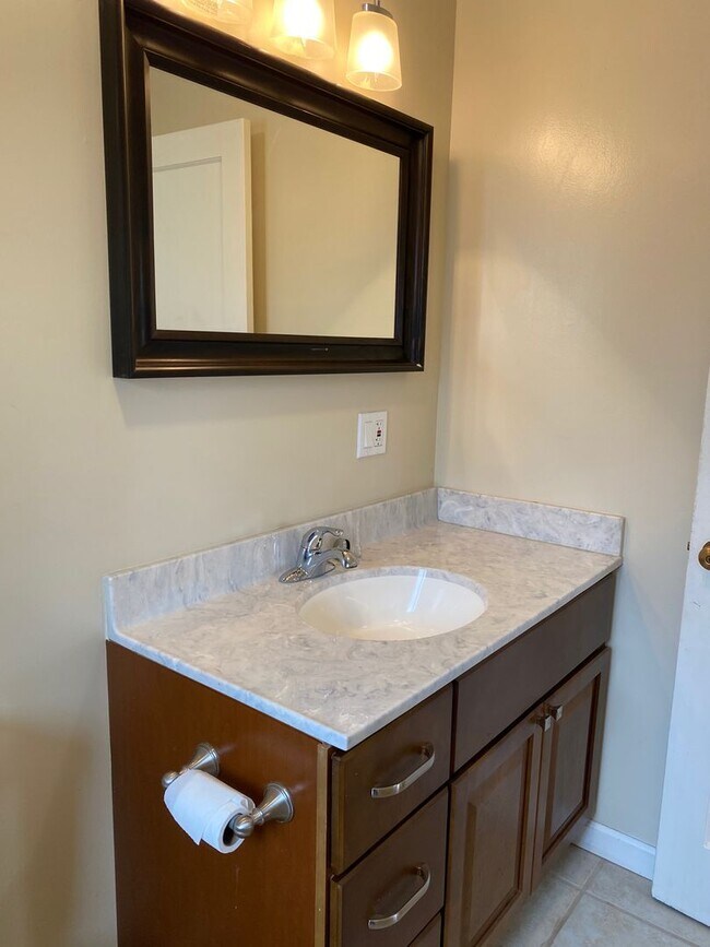 Building Photo - Epic REA-Great 1 BR/1 BA Unit in a S/S Duplex