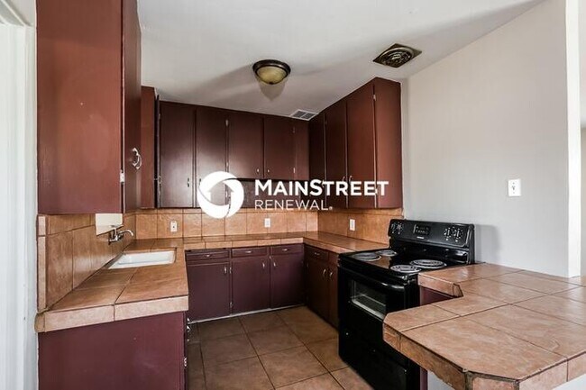 Building Photo - 3 Bedroom Pet-Friendly Home in Phoenix, AZ with Main Street Renewal