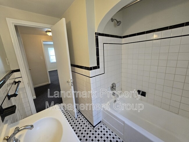 Building Photo - 15205 Maplewood Ave