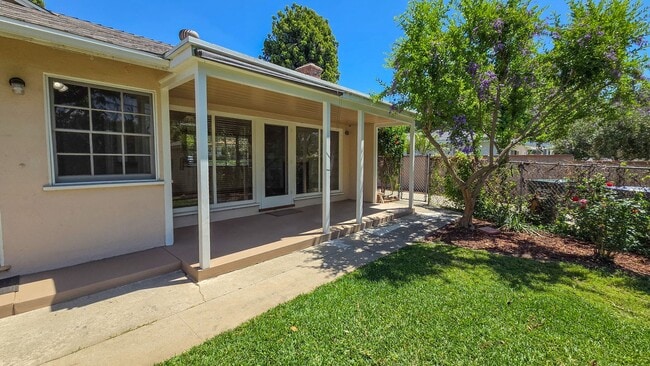 Building Photo - 2 Bed 1 Bath House By Michigan Park Available Now!