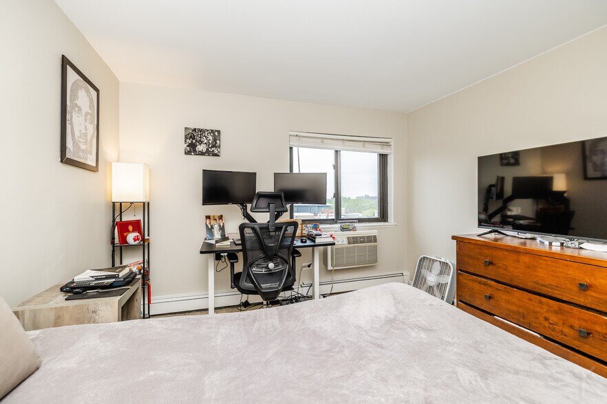 Bedroom 1 - 607 W Wrightwood Ave