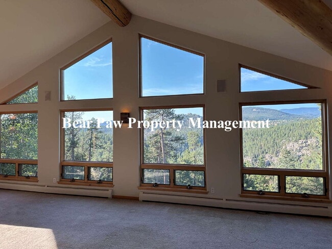 Building Photo - Mountain Retreat!!