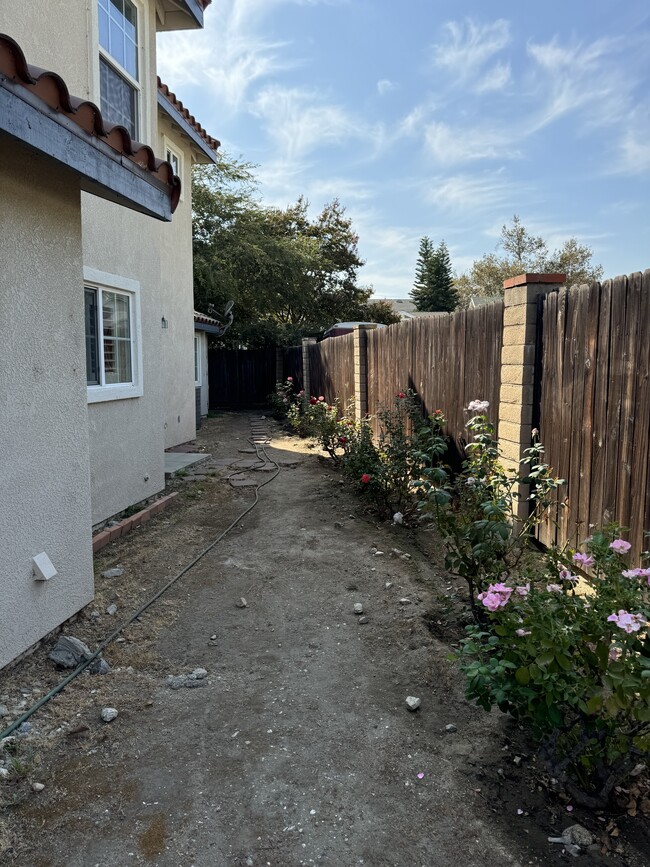 Building Photo - 923 Royal Oaks Dr