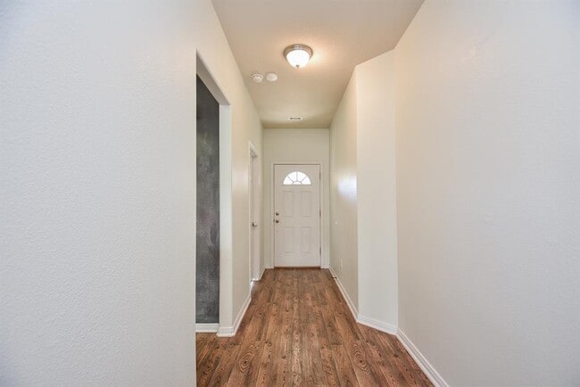 Building Photo - 3102 Apple Dale Dr