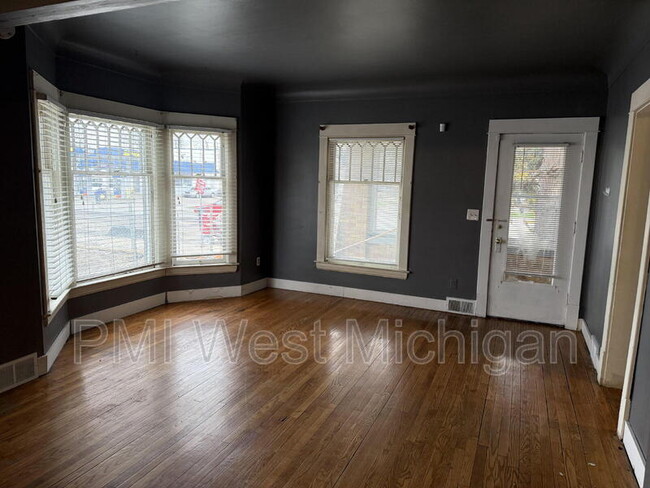 Building Photo - 865 Leonard St NW