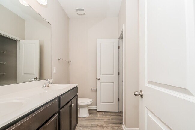 Building Photo - 674 River Dell Townes Ave