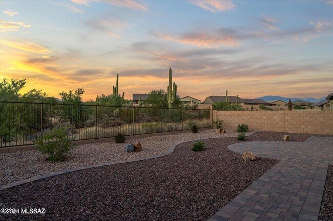 Building Photo - 10623 N Iron Peak Dr