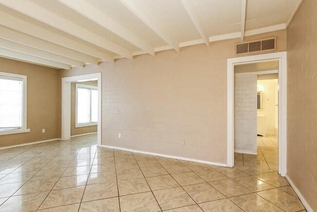 Building Photo - 1043 E Indianola Ave