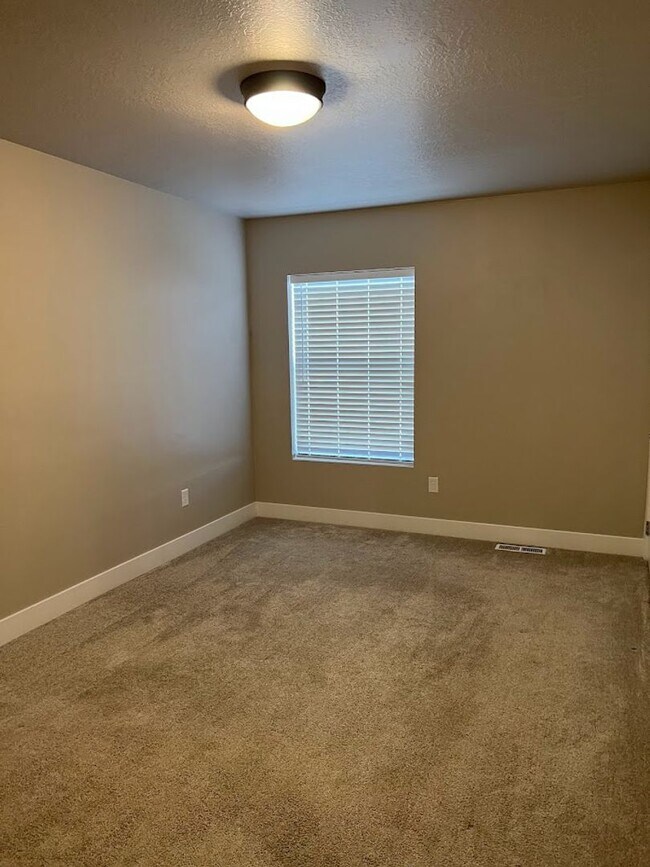 Building Photo - 2086 325 W