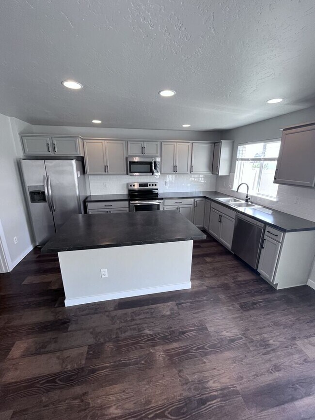 Building Photo - Central Located 4 bed 2.5 bath home