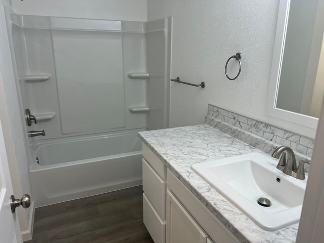 Building Photo - 3 Bedroom 1 bath