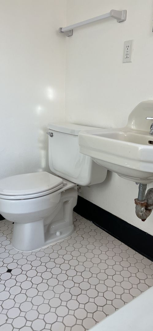 Building Photo - Be a Star in our Vintage 1 Bedroom Hollywood Apartment