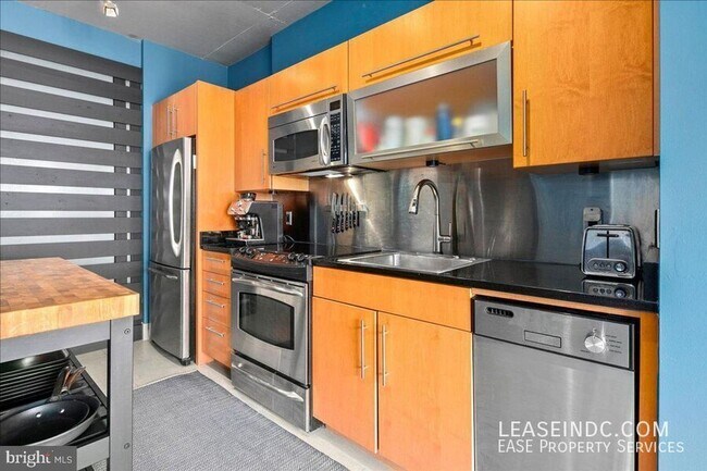 Building Photo - 1133 14th St NW
