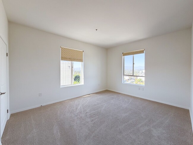 Building Photo - Beautiful Penthouse - 2bd 2 ba