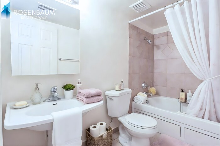 Building Photo - 455 W Kelso St