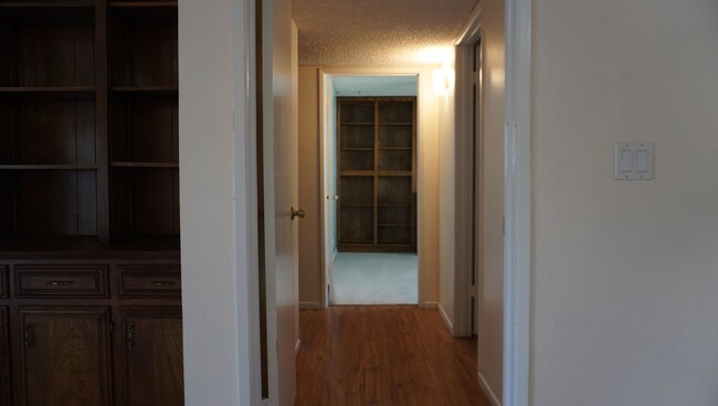 Building Photo - Single-Family Home in a Prime Location.