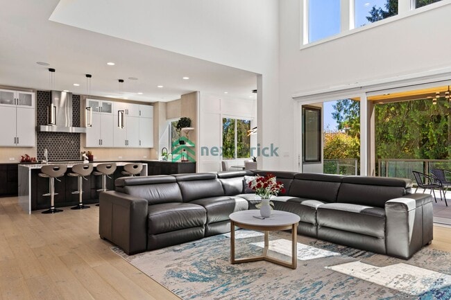 Building Photo - Luxury Meets Innovation | Stunning 5Bed, 5...