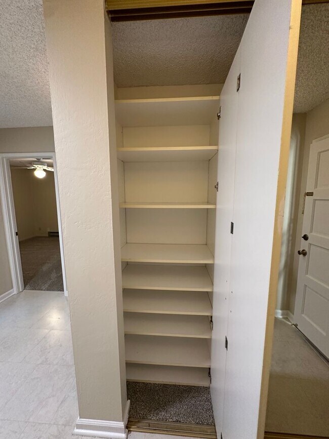 Building Photo - 2 bedroom, 1 bath condo in Mountain View