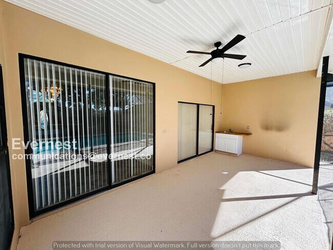 Building Photo - 6 Bed/4 Bath Home with Garage / Pet-Friendly / Available Now!