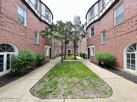 Building Photo - 922 N Green Bay Rd