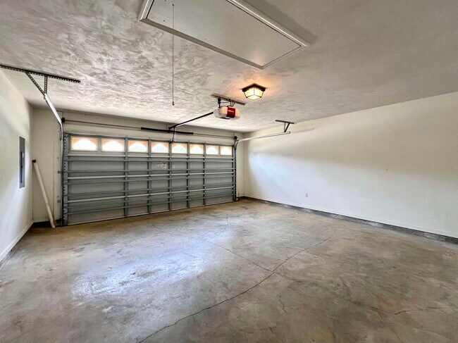 Building Photo - 2031 Sunny Dale Dr