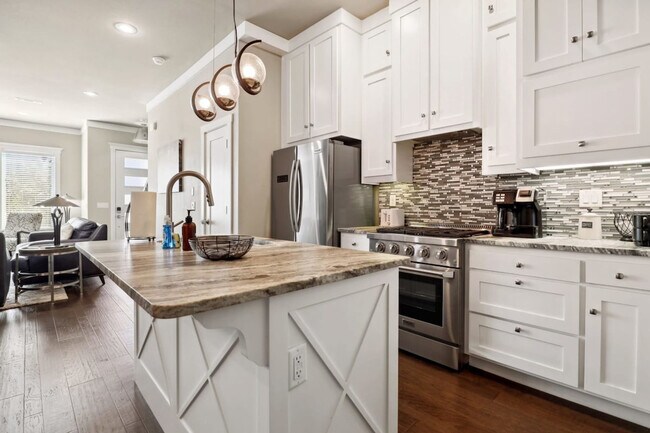 Building Photo - 402 SW 5th St