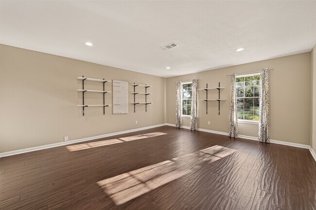 Building Photo - 101 Royal Ct