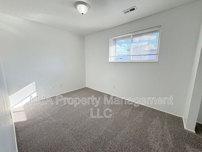 Building Photo - 2523 S Lakecrest Dr