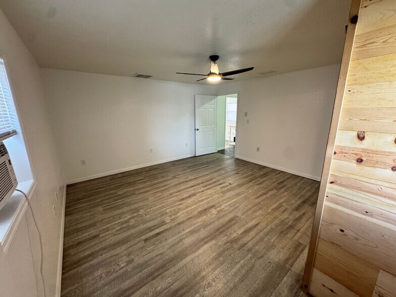 Building Photo - 306 N Iona Ave