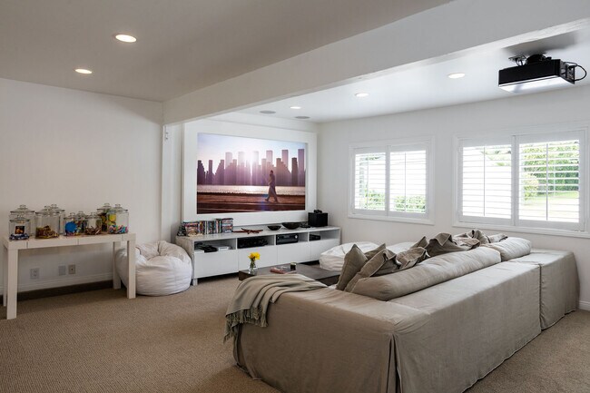 Building Photo - 29225 Cliffside Dr