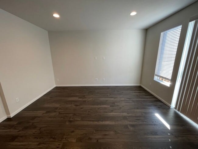 Building Photo - Modern 3BD/3BTH Townhome for Rent in Lynnw...