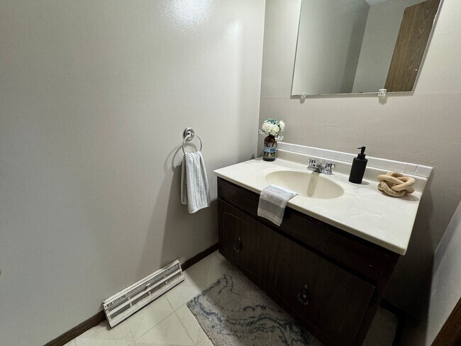 Building Photo - 3 bed, 1.5 bath duplex for rent in Cedar Falls