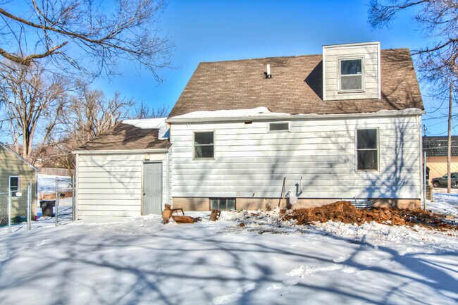 Building Photo - Large 3 Bedroom, 2 Bathroom - Pyramid Properties
