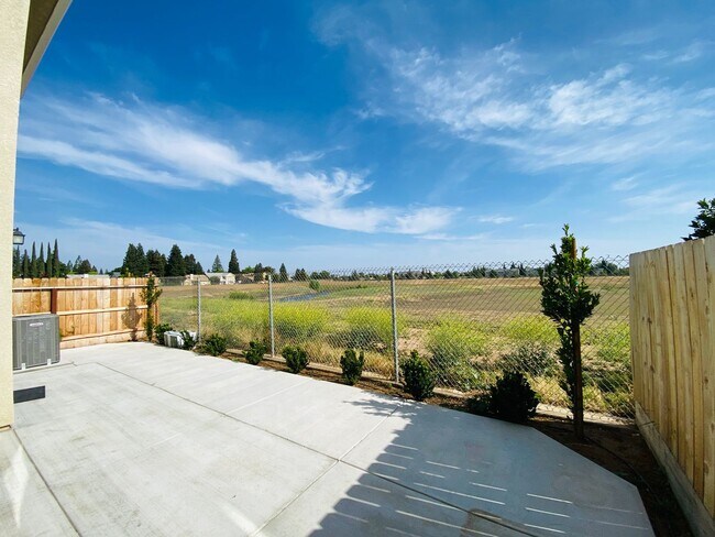 Building Photo - $2,395 Alluvial & Fowler, 3 Bedroom Home -...